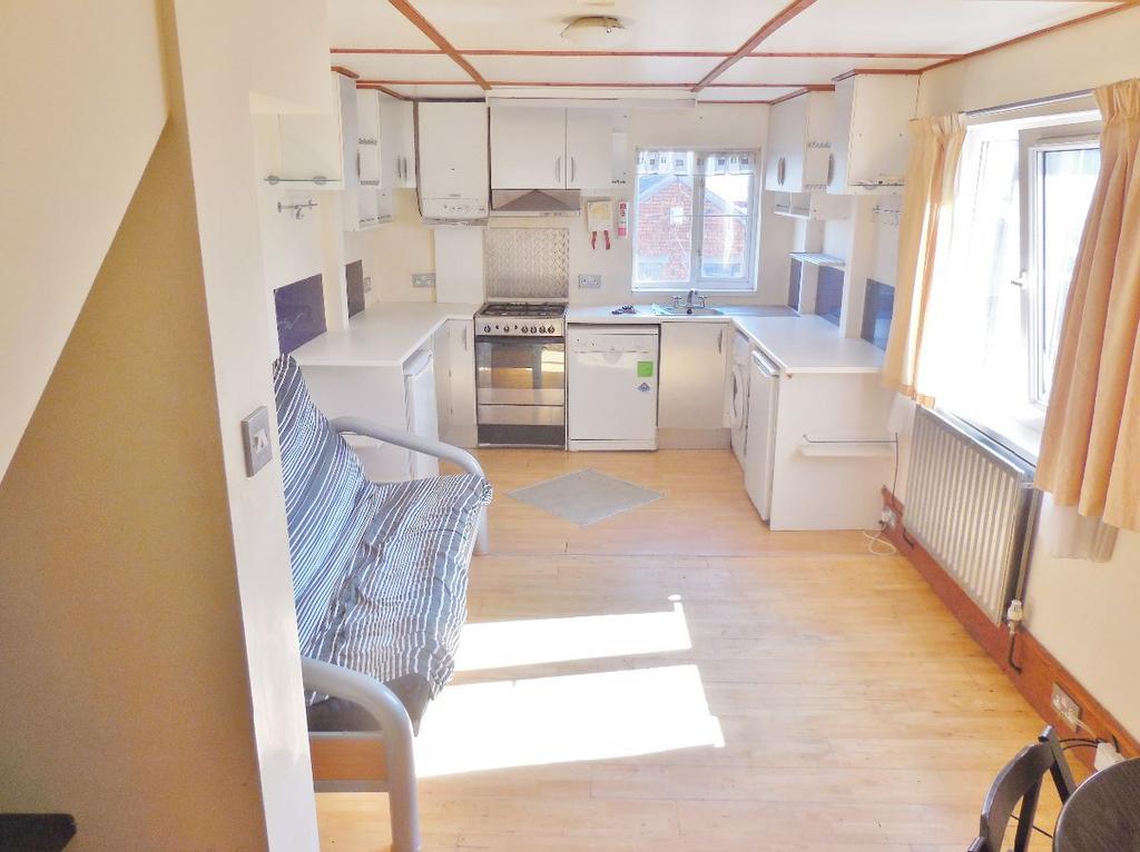 Apartment in Cardiff, Roath - View 4