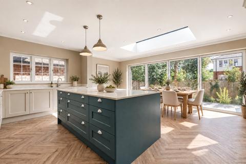 4 bedroom terraced house for sale, Oatlands Drive, Weybridge, Surrey, KT13
