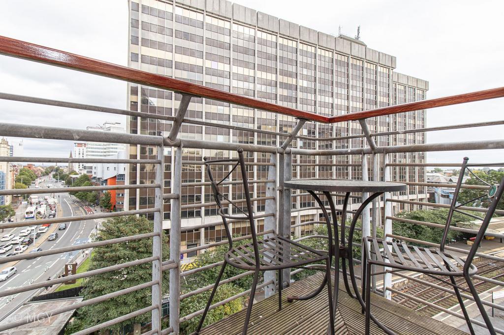 Apartment in Cardiff, Crockherbtown, Castle - View 4