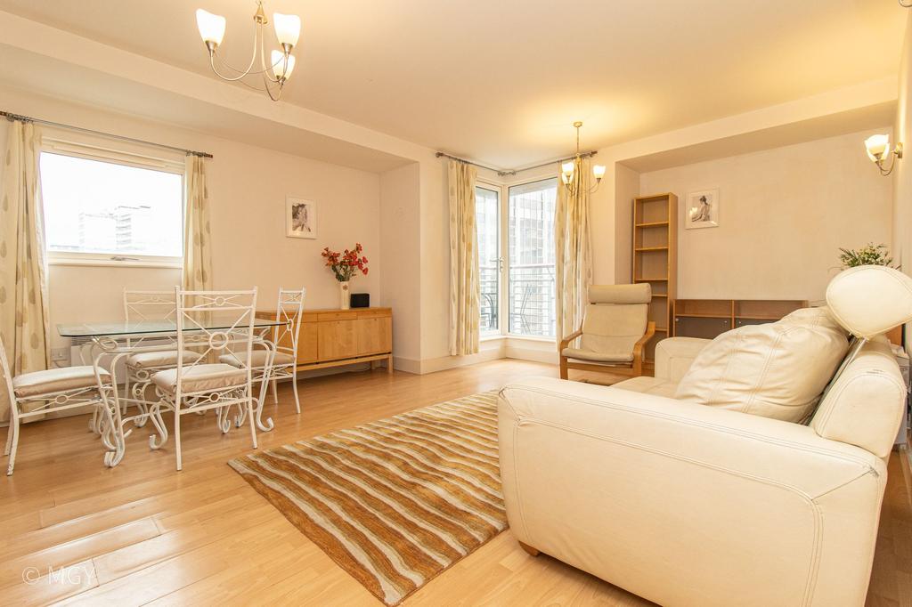 Apartment in Cardiff, Crockherbtown, Castle - More