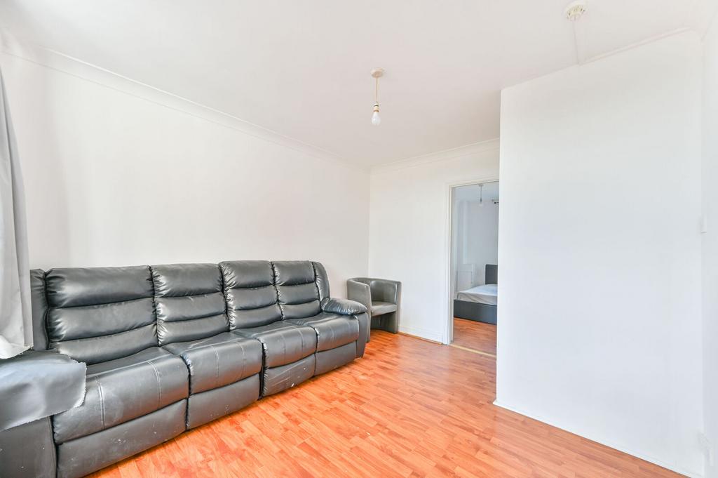 Apartment in Greenford - More