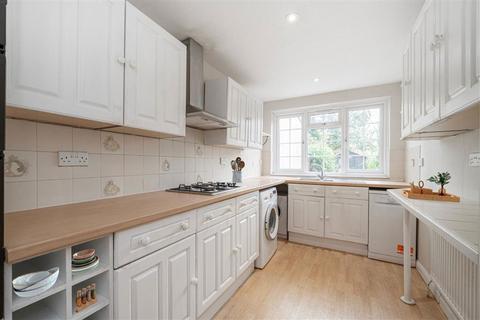 2 bedroom house for sale, Railway Road, Teddington TW11