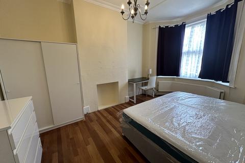 1 bedroom in a house share to rent, Chelmsford Road, London, N14