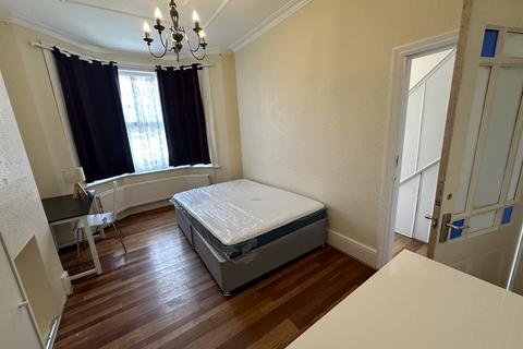 1 bedroom in a house share to rent, Chelmsford Road, London, N14