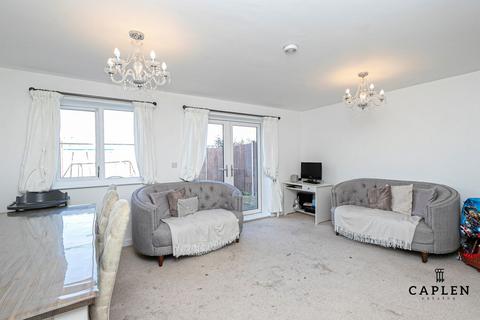 3 bedroom end of terrace house to rent, Ash Road, Chigwell