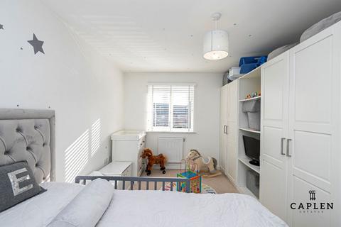 3 bedroom end of terrace house to rent, Ash Road, Chigwell