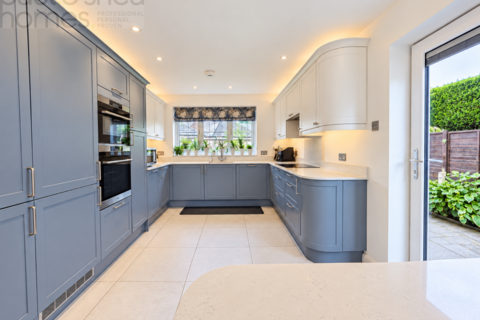 4 bedroom detached house for sale, Catlin Gardens, Godstone, RH9 8NT