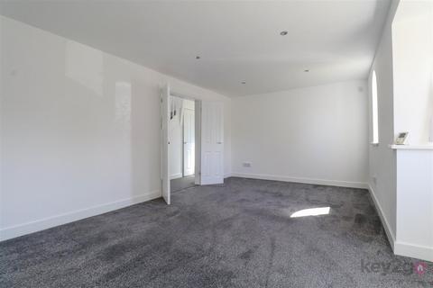 4 bedroom detached house to rent, Meadow Gate Avenue, Sothall, Sheffield