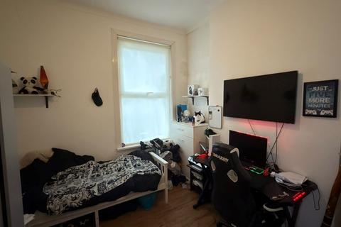 2 bedroom flat for sale, 23A Crowther Road, South Norwood, London, SE25 5QW