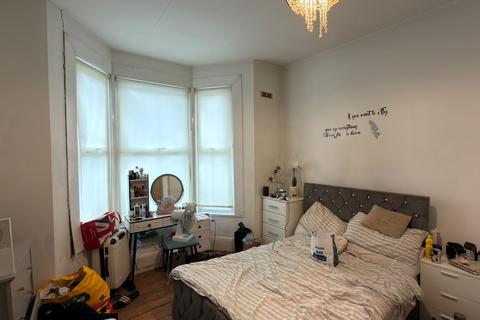 2 bedroom flat for sale, 23A Crowther Road, South Norwood, London, SE25 5QW