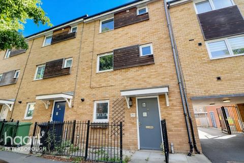 4 bedroom townhouse to rent, Eagle Way, PETERBOROUGH