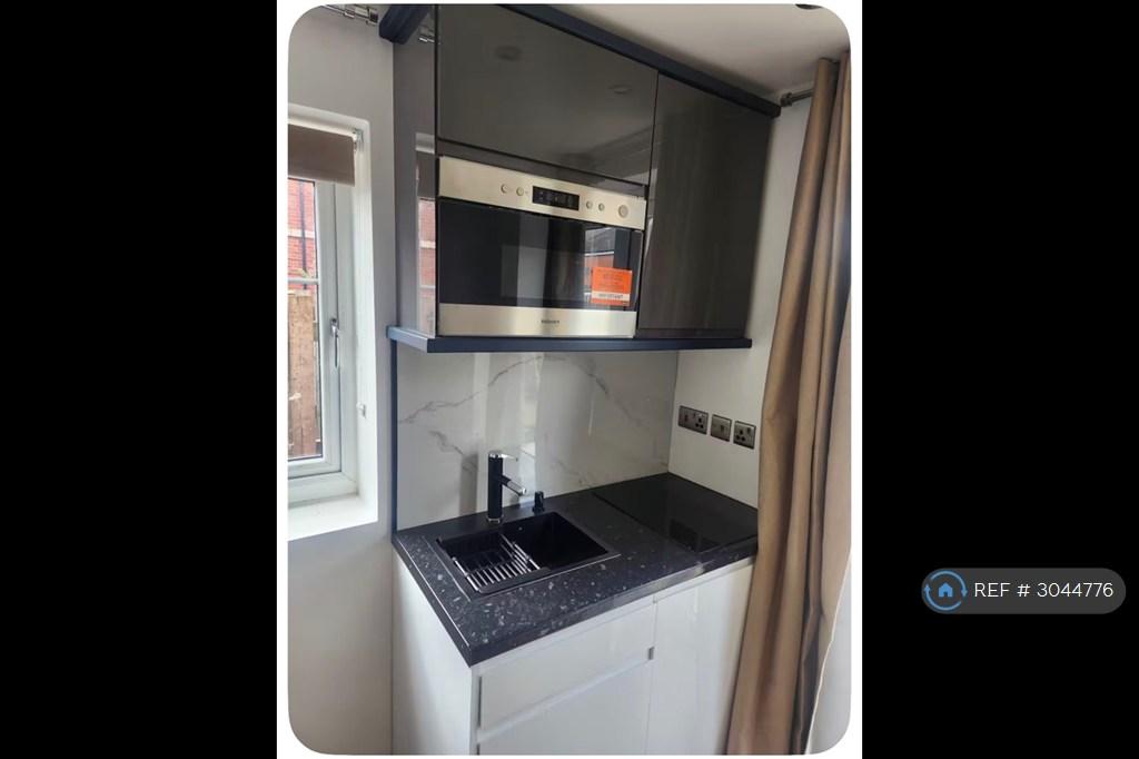 Apartment in Leeds, Meadowgate Point, Manston - View 3