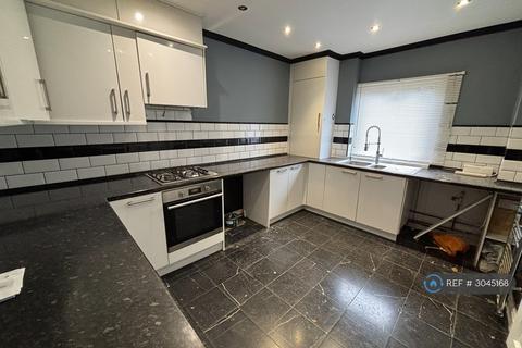 3 bedroom semi-detached house to rent, Oaklands Road, Salford, M7