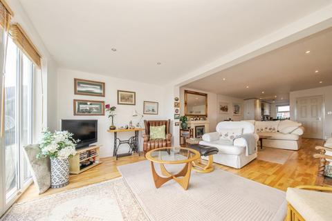 4 bedroom end of terrace house for sale, Green Lane, Walton On The Naze