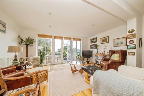 4 bedroom end of terrace house for sale, Green Lane, Walton On The Naze