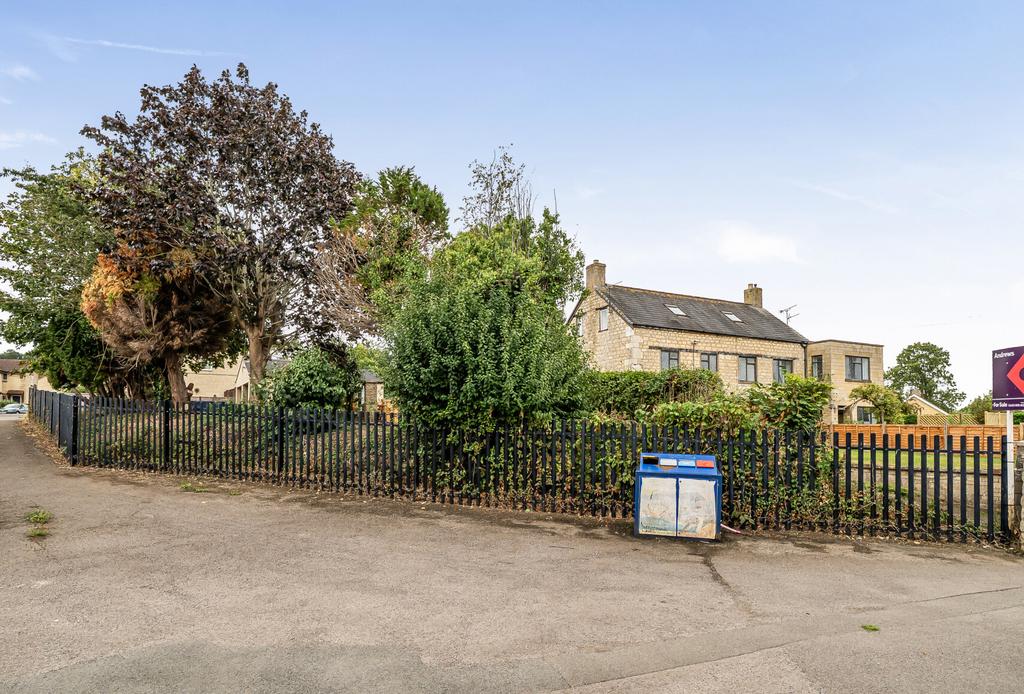 Woodcock Lane, Gloucestershire GL10 - More
