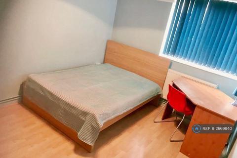 4 bedroom flat to rent, St. Pauls Way, London, E3