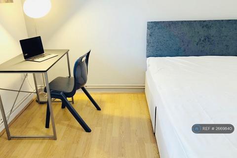 4 bedroom flat to rent, St. Pauls Way, London, E3