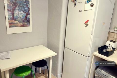 4 bedroom flat to rent, St. Pauls Way, London, E3