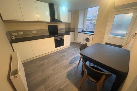 2 bedroom terraced house to rent, Wildman Street, Preston