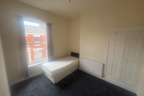 2 bedroom terraced house to rent, Wildman Street, Preston
