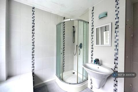 1 bedroom in a flat share to rent, York Court, London, N13