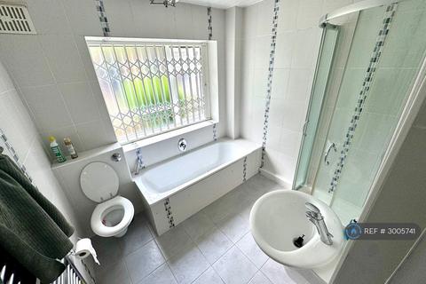1 bedroom in a flat share to rent, York Court, London, N13