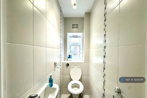 1 bedroom in a flat share to rent, York Court, London, N13