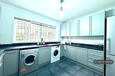 1 bedroom in a flat share to rent, York Court, London, N13