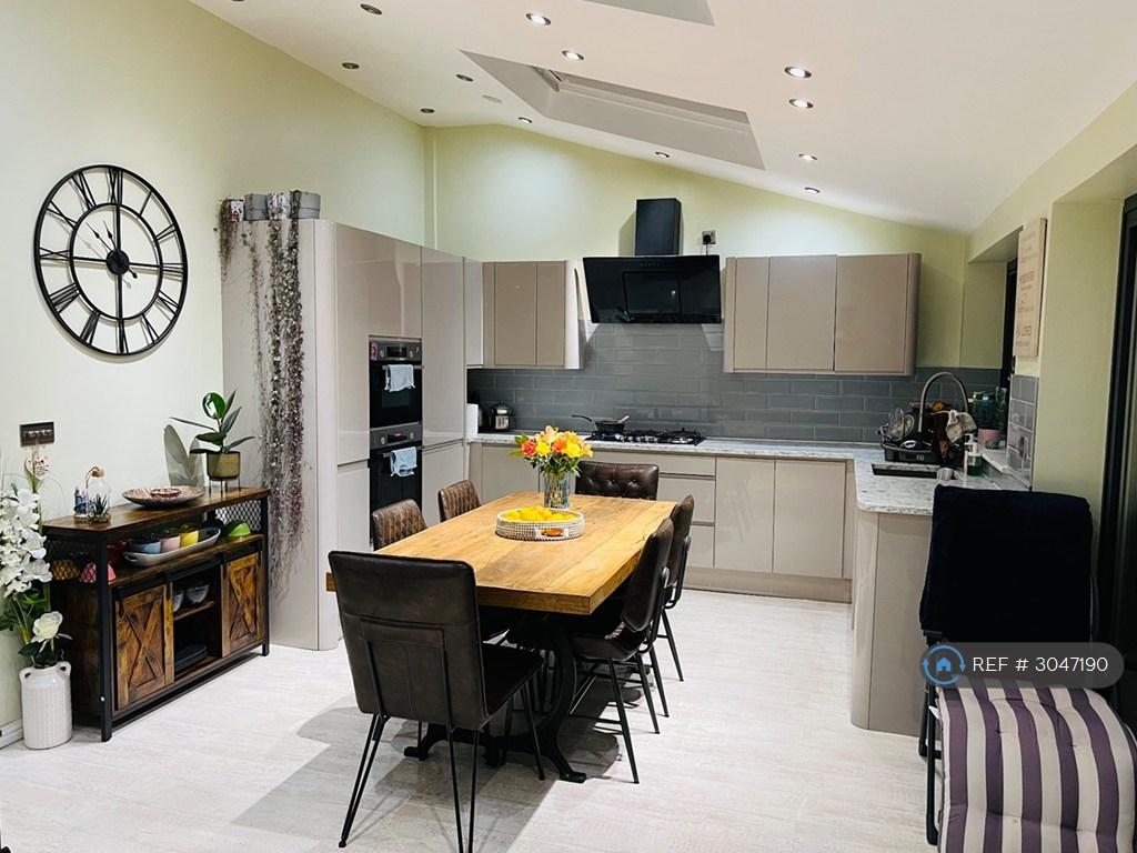 House in Leeds - View 2