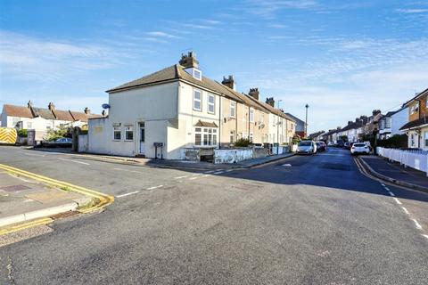 4 bedroom end of terrace house for sale, Church Road, SWANSCOMBE