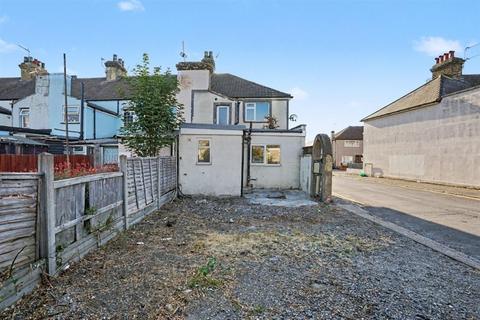 4 bedroom end of terrace house for sale, Church Road, SWANSCOMBE
