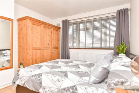 3 bedroom end of terrace house for sale, Clarendon Gardens, Dartford DA2