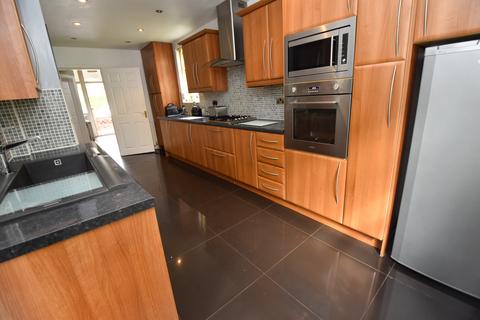 3 bedroom semi-detached house to rent, Greenfield Avenue, Urmston, M41