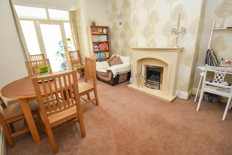 3 bedroom semi-detached house to rent, Greenfield Avenue, Urmston, M41