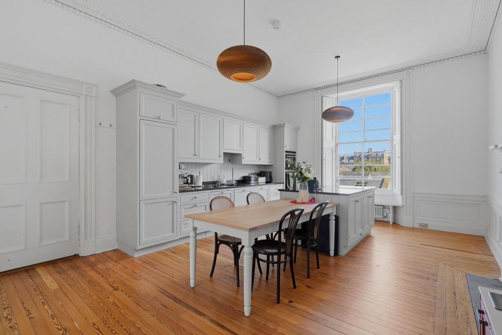 Apartment in Edinburgh - More