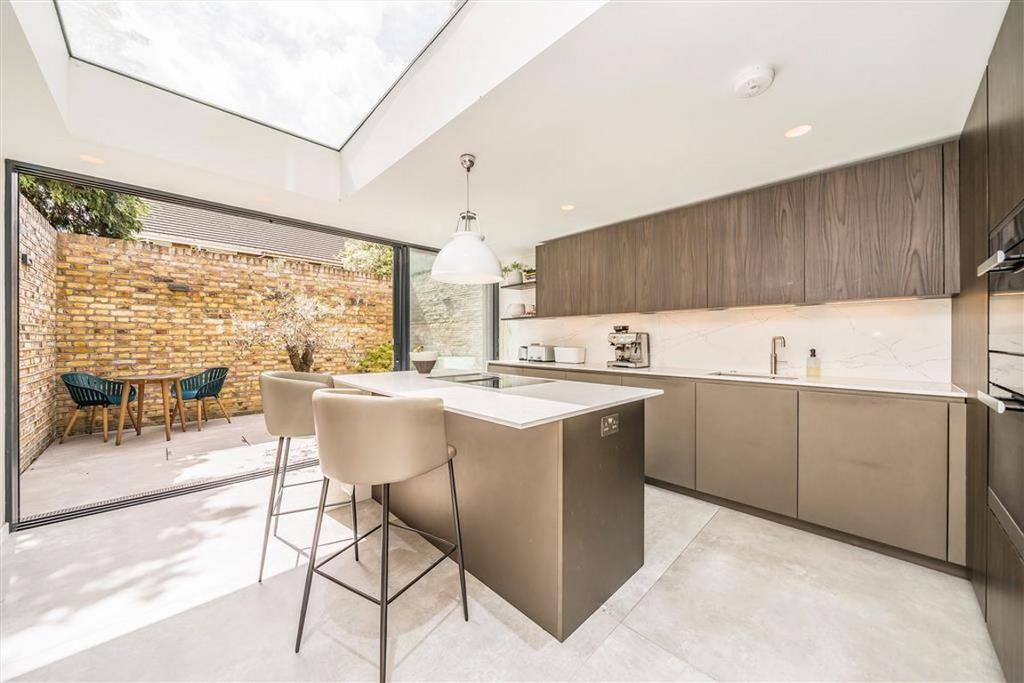 House in London - View 2