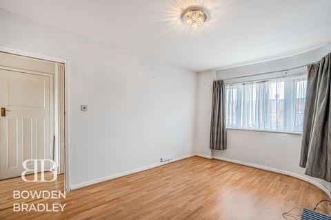 2 bedroom maisonette to rent, Tomswood Hill, Ilford, IG6