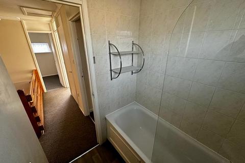 3 bedroom terraced house to rent, Clipston Walk, Peterborough, Cambridgeshire