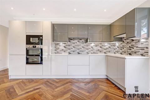 2 bedroom flat to rent, Manor Road, Chigwell