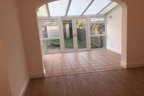 4 bedroom semi-detached house to rent, Moseley Avenue, CV6