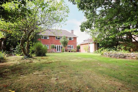 3 bedroom detached house to rent, Chestnut Avenue, Barton On Sea, New Milton