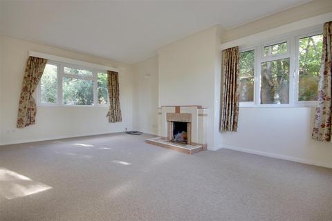 3 bedroom detached house to rent, Chestnut Avenue, Barton On Sea, New Milton
