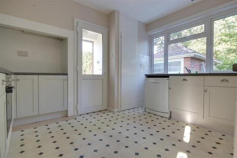 3 bedroom detached house to rent, Chestnut Avenue, Barton On Sea, New Milton
