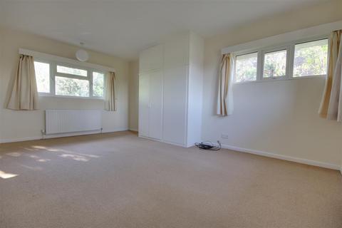 3 bedroom detached house to rent, Chestnut Avenue, Barton On Sea, New Milton