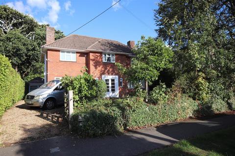 3 bedroom detached house to rent, Chestnut Avenue, Barton On Sea, New Milton