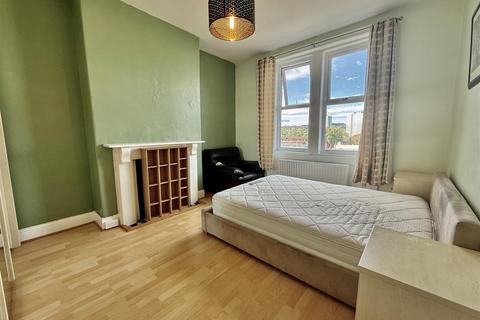 2 bedroom flat for sale, Bensham Crescent, Gateshead