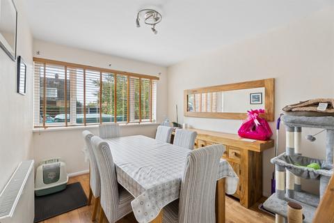 4 bedroom terraced house to rent, Hayes Avenue, Abingdon, OX13