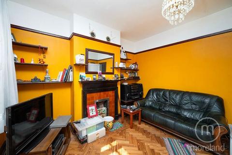 2 bedroom flat for sale, The Market Place , London, NW11 6LB