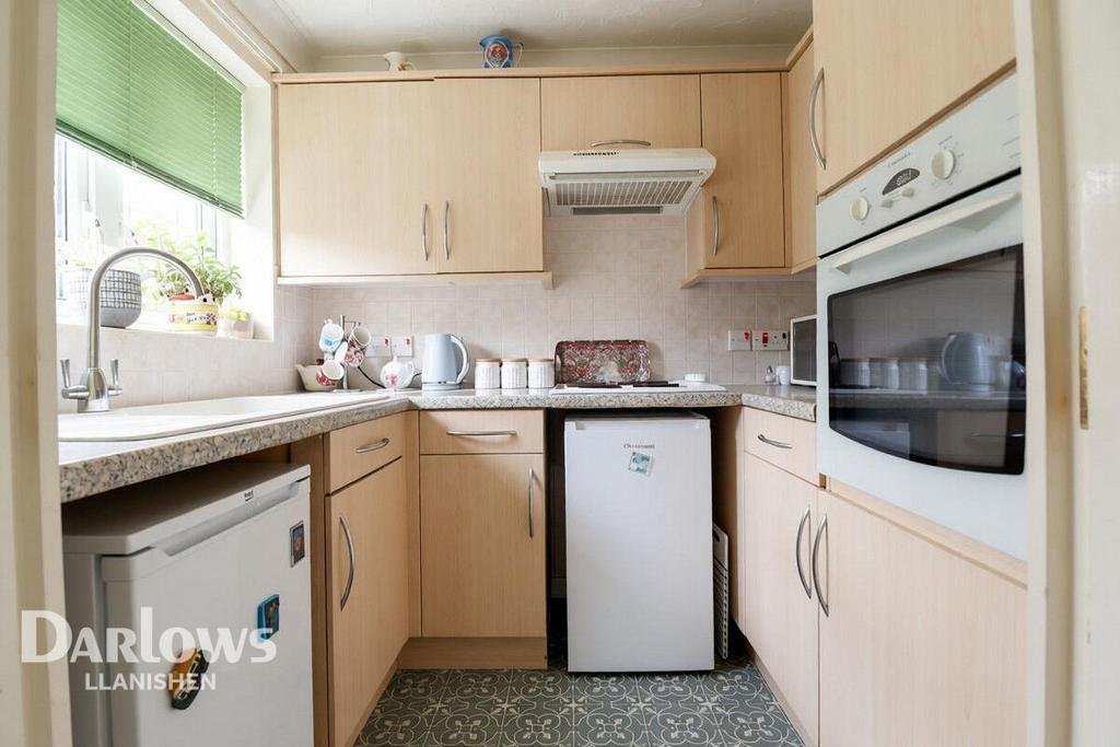 Apartment in Cardiff, Llanishen - More